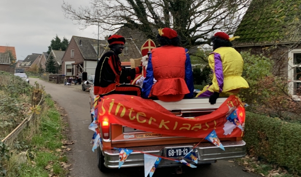 Sinterklaas brengt met pick-up truck bezoek aan Uitweg