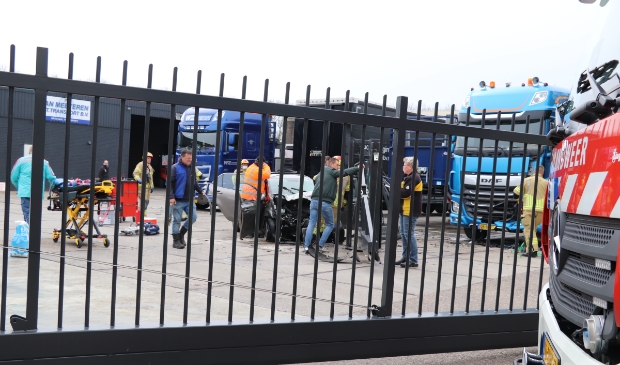 Automobiliste rijdt in Zijderveld door toegangshek transportbedrijf