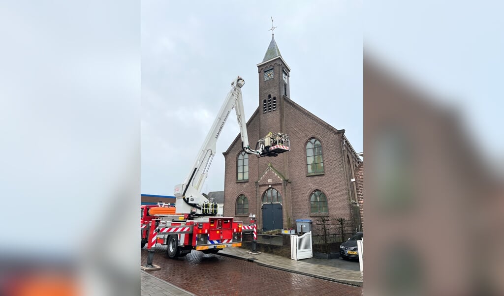 Brandweer Met Hoogwerker In Actie Voor Stormschade Al Het Nieuws Uit