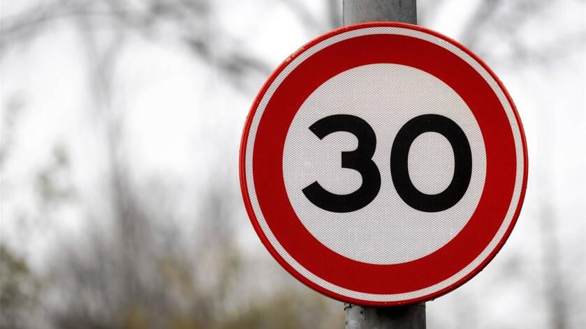 De Maximumsnelheid Op De Middenweg Ter Hoogte Van Centrumwaard Wordt 30