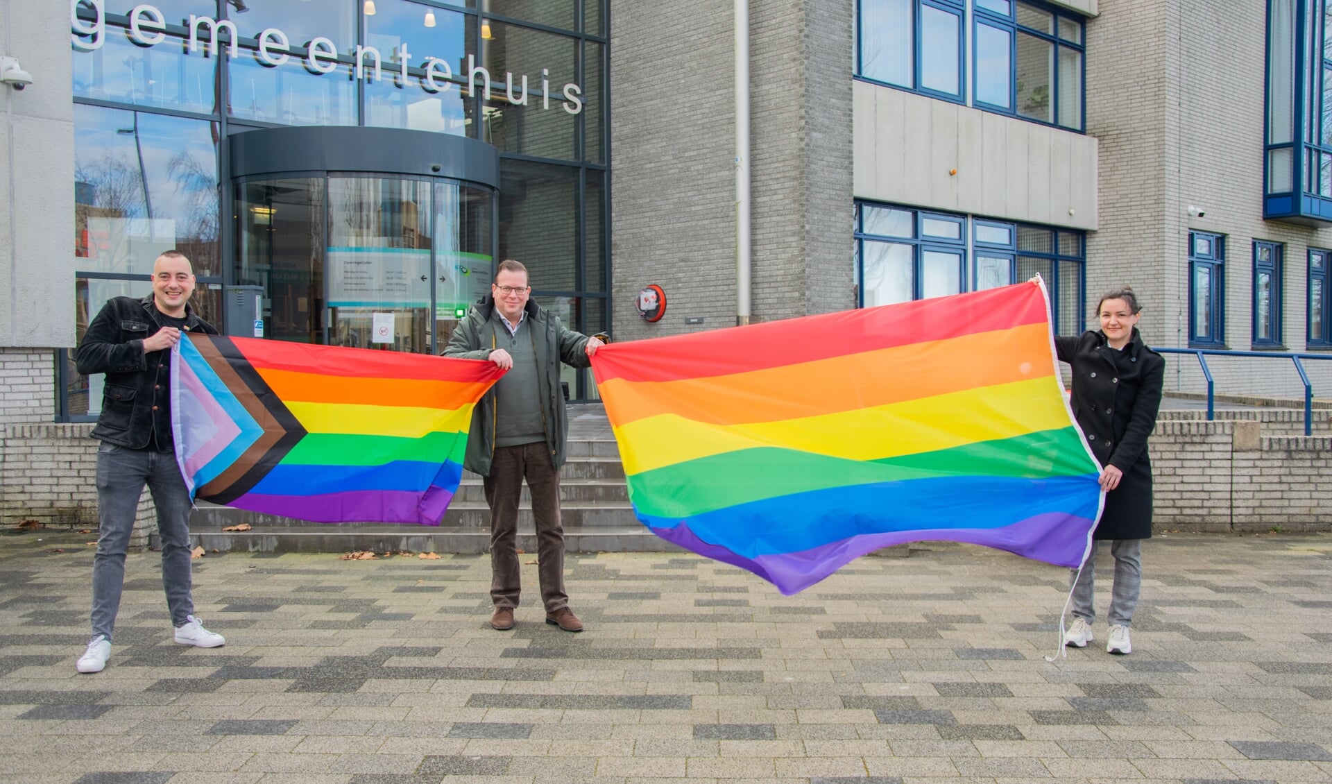 Gemeente Heeft Nieuwe Inclusieve Regenboogvlag Cadeau Gekregen