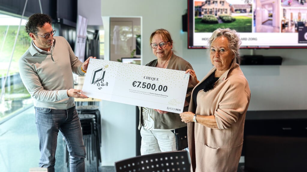 RoosRos Architecten Biedt Hospice HW Mooie Cheque Aan Adverteren