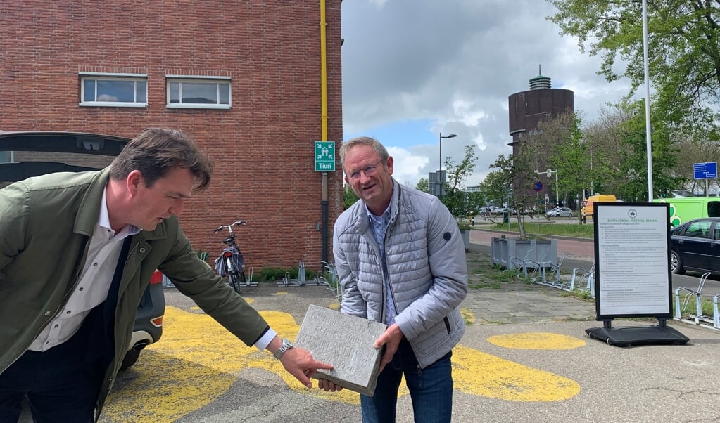 Piet Klavers Neemt Gedenksteen Historisch Klavers Jansen In Ontvangst