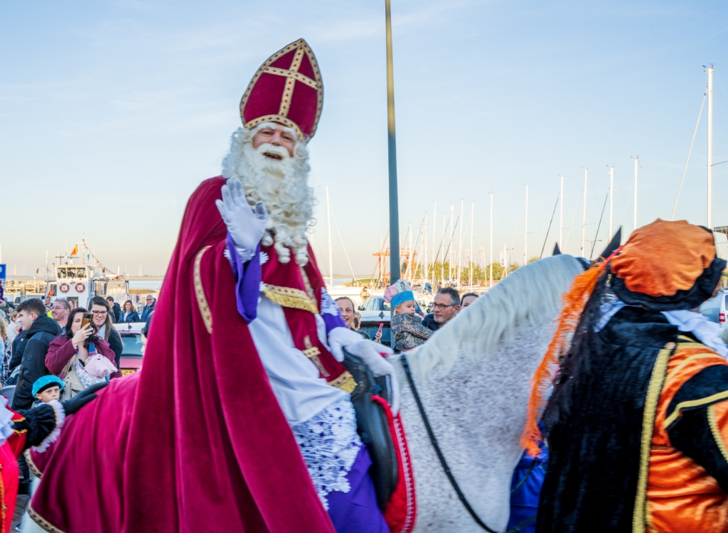 Sinterklaas en zijn pieten aangekomen op het eiland