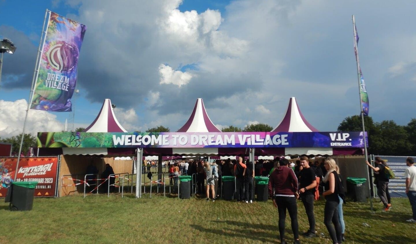 Eerste Dag Dream Village Grote Namen Drukte En Lekker Losgaan