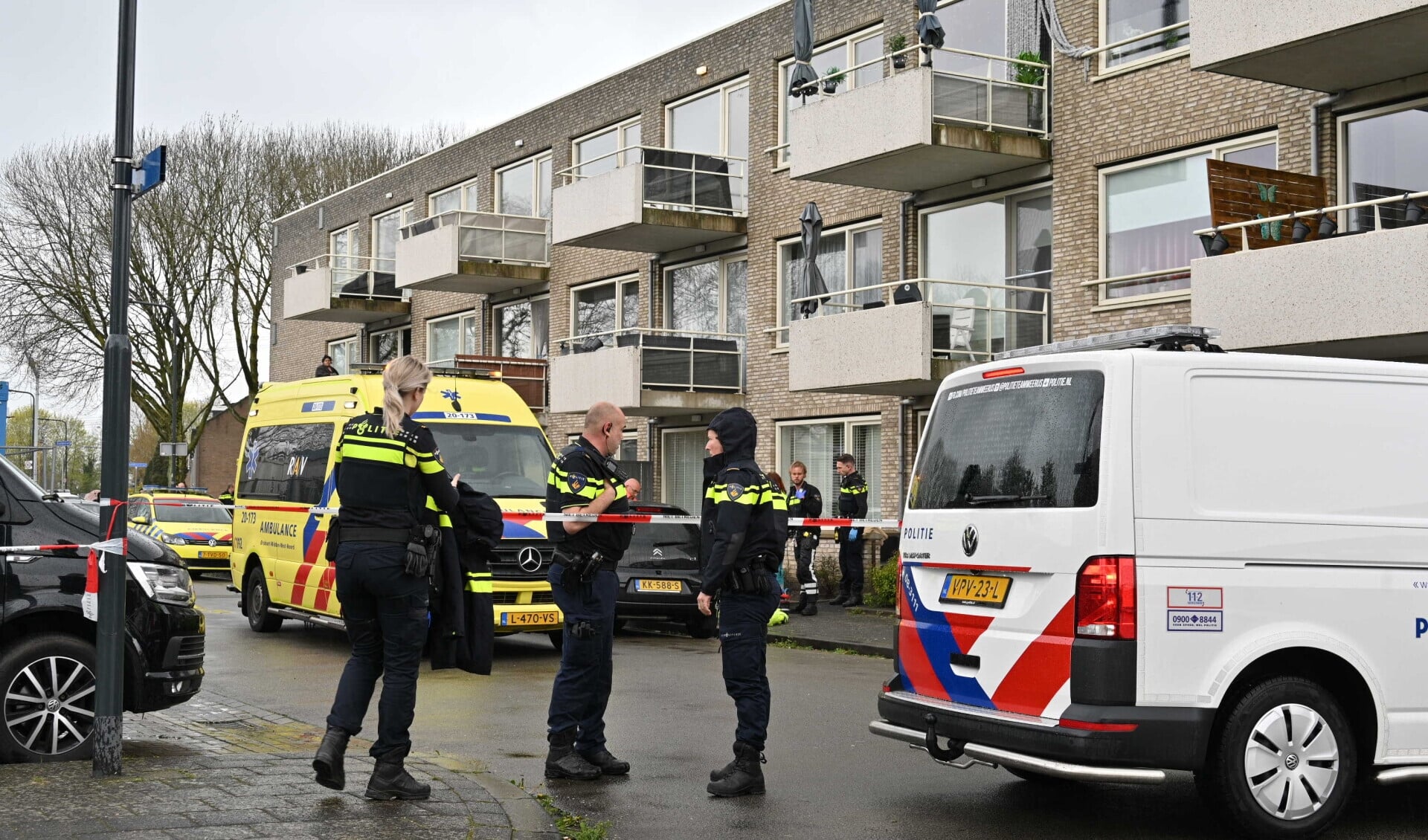 Zwaargewonde Man Overleden Op Straat Politie Doet Onderzoek