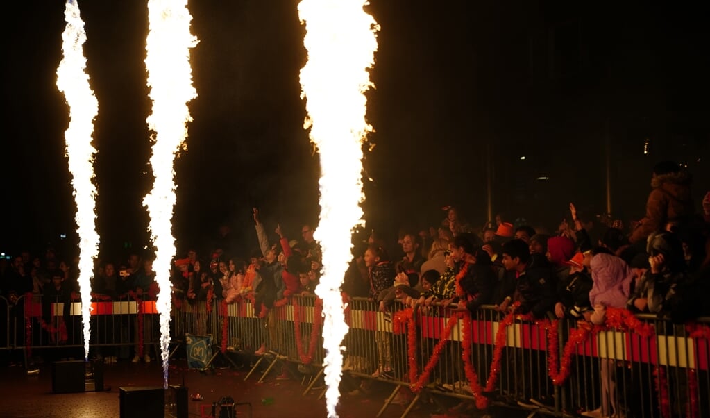 Koningsnacht Feestelijk Ingeluid Met Vuurspuwer En Lasershow