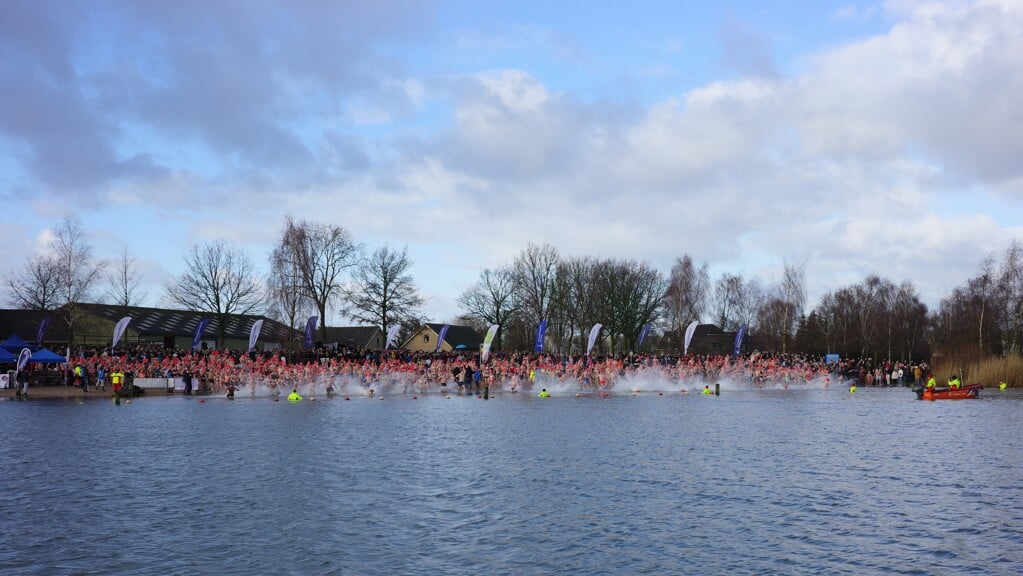 Nieuwe Jaar Begint Goed Met Frisse Duik In De Rietplas Houtens Nieuws