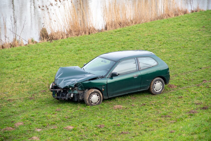 Auto Belandt Onderaan Dijk Na Aanrijding Door Voorrangsfout In