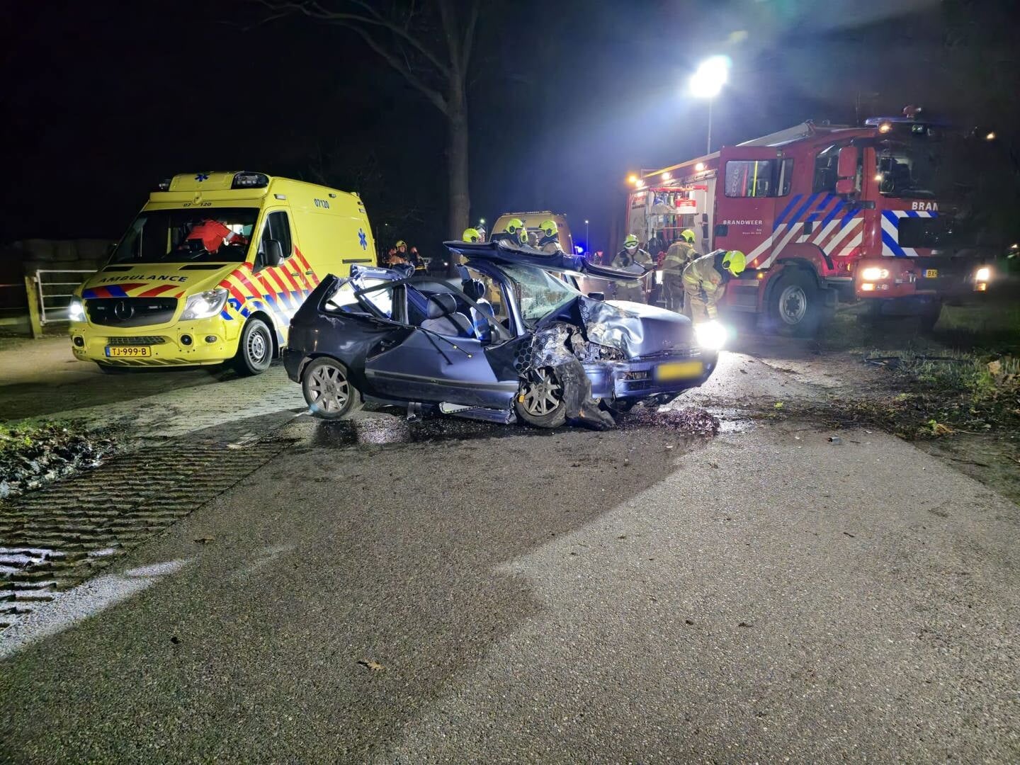 Auto Tegen Boom In Barneveld Vier Jonge Lunteranen Naar Ziekenhuis