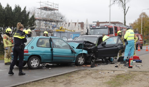 Automobilist zwaargewond bij frontale botsing in Molenhoek
