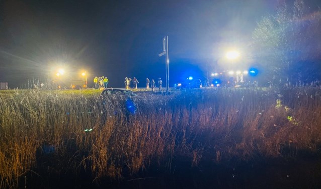 Auto rijd tegen vangrail en beland bijna in sloot op n279