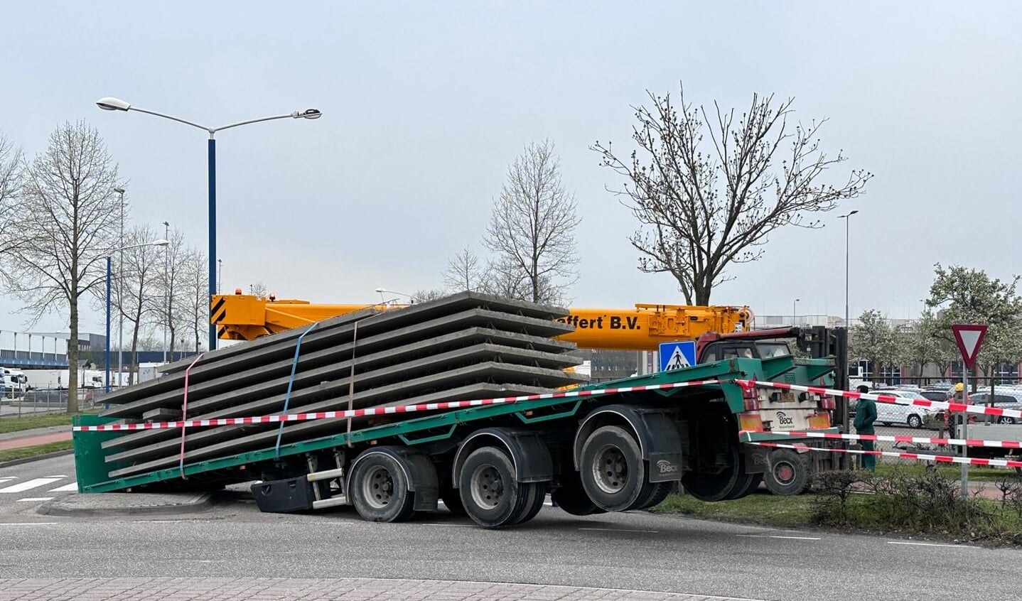 Vrachtwagen Verliest Oplegger Op Rotonde Kliknieuws Nl De Snelste