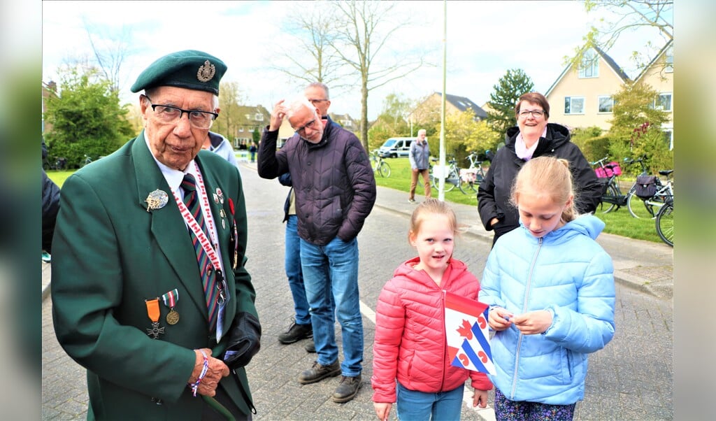 Indrukwekkende Herdenking Bij Regiment Perth Monument Bijgewoond Door