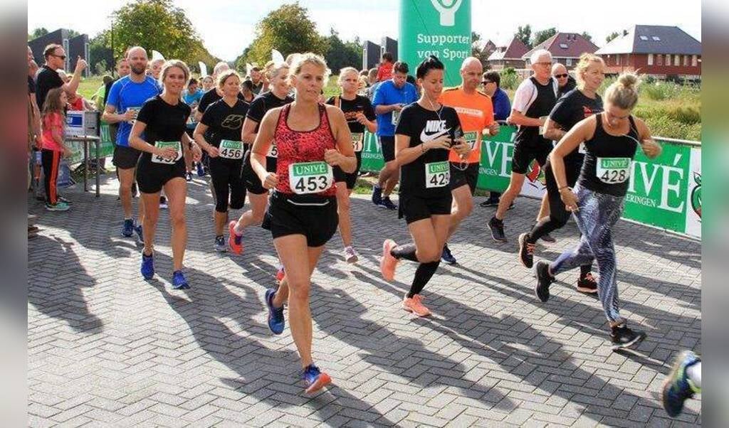 Joy Beune van team IKO opent Skoatterwâld Run Groot Fryslan