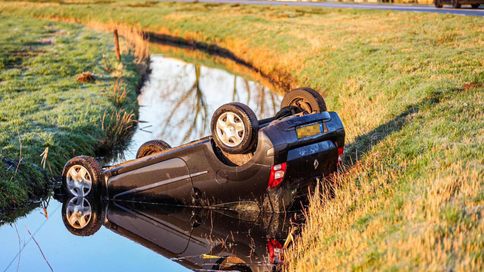 Auto Belandt Op De Kop In Sloot Groot Heerenveen