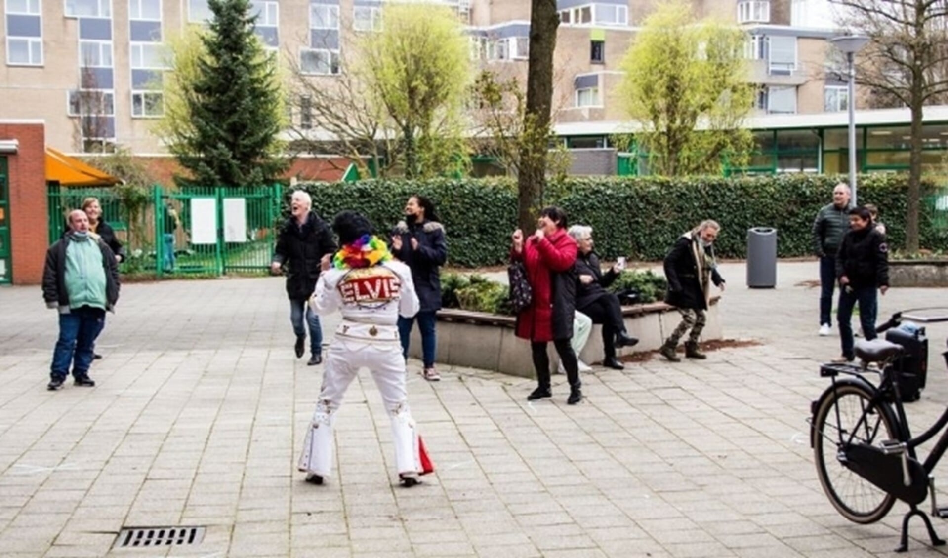 Vrolijke dag in Zevenkamp met honderden paasbroden én een optreden van