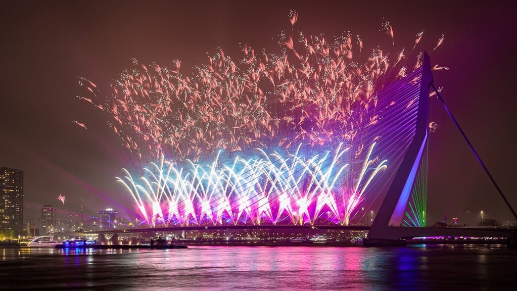 Het Nationale Vuurwerk Bij De Erasmusbrug Dit Jaar Op Muziek Van Martin