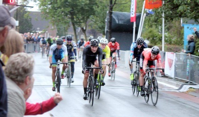 Joakim Zuidema grijpt zege in Wielerronde Hallum