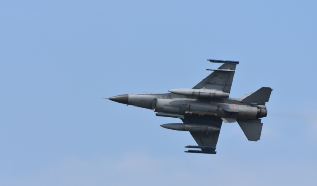 Jachtvliegtuigen oefenen in het afwerpen van bommen
