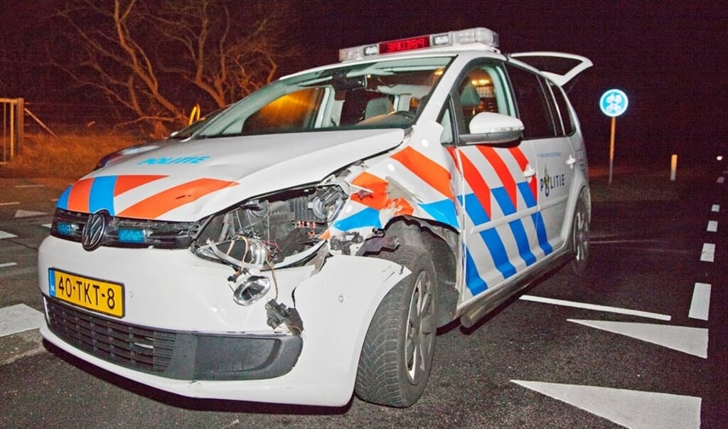 Politieauto zwaar beschadigd na aanrijding
