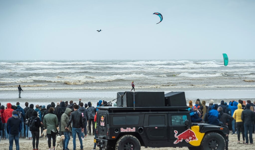 Kitefans trotseren de storm 