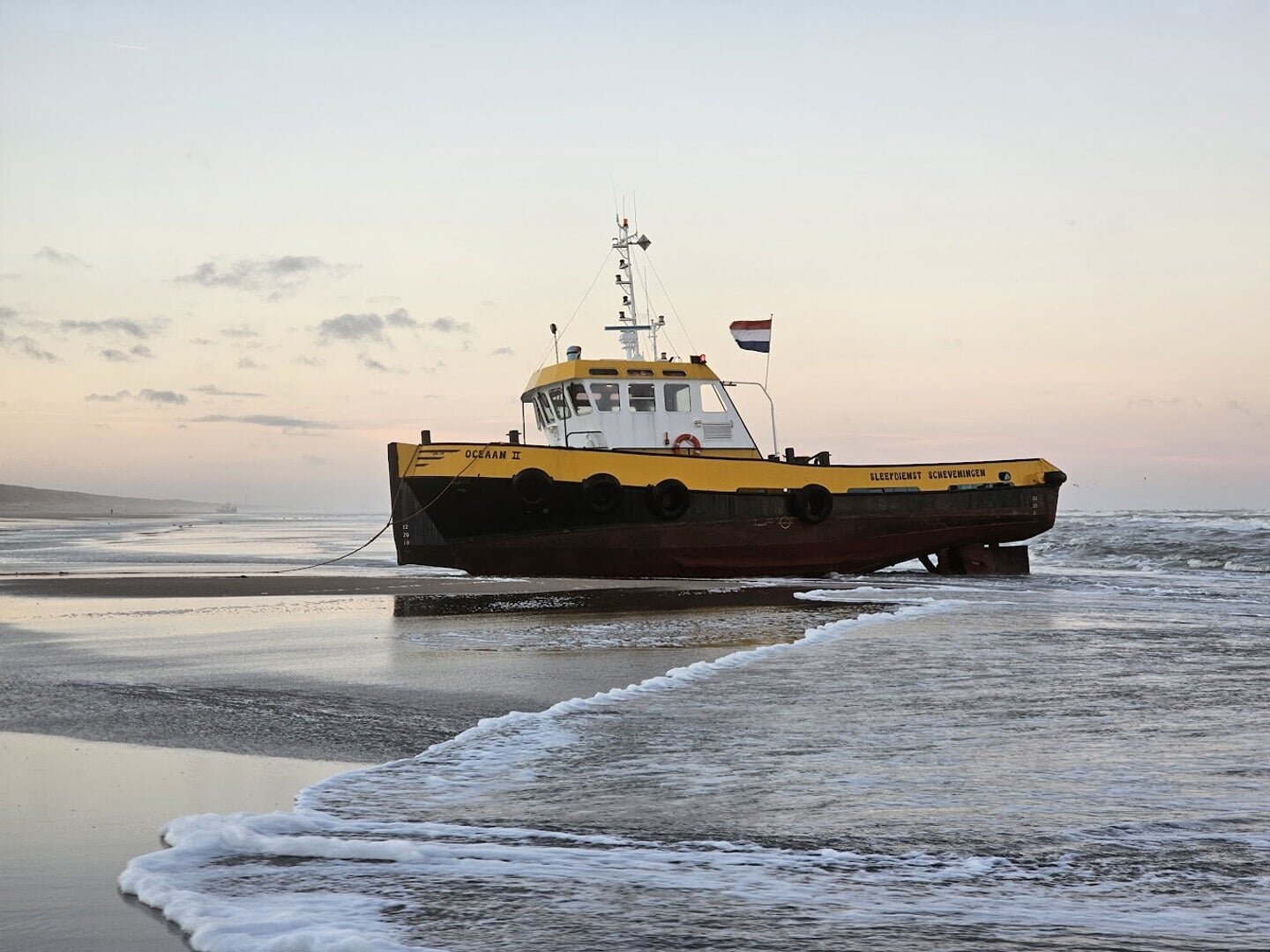 Twee gestrande boten liggen nog zeker tot zondag op het strand