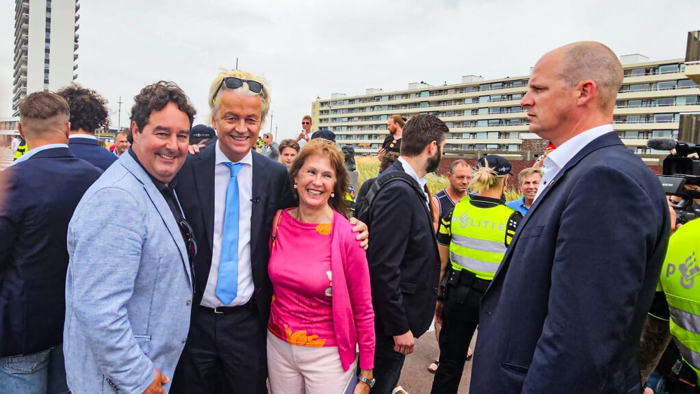 Marco Deen (l.) met Geert Wilders op de boulevard van Zandvoort