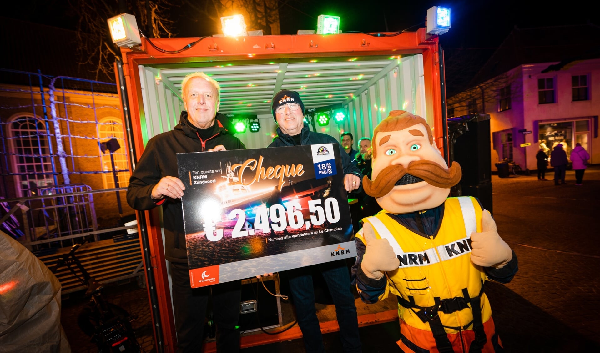 De 6.500 deelnemers hebben gezamenlijk € 2.496,50 bij elkaar gewandeld voor KNRM Zandvoort