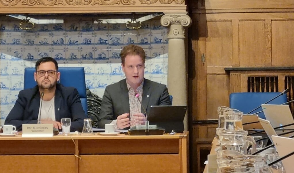Wethouder Hendriks (r.) bespreekt het parkeerbeleid in de commissie