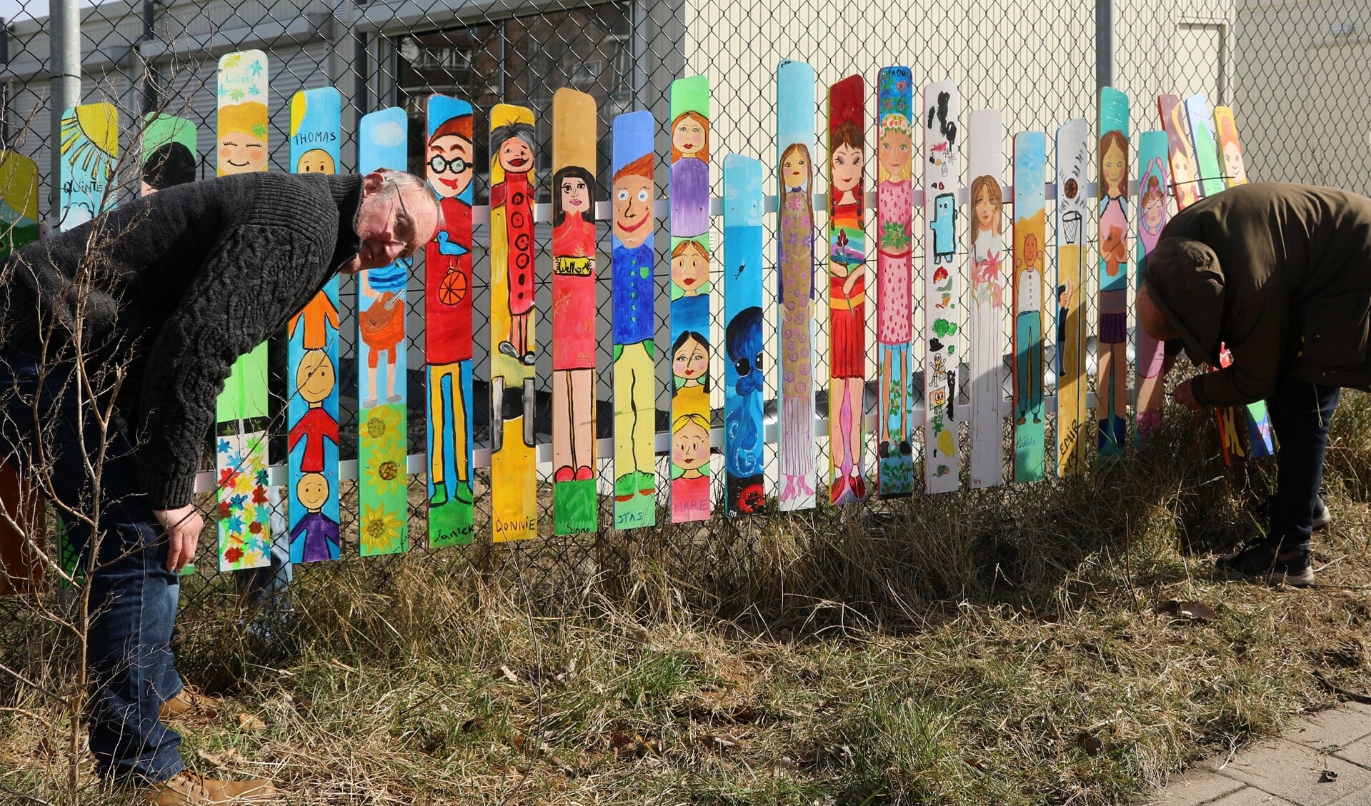 Het in vrolijke kleuren beschilderde hekwerk van de Kinderkunstlijn