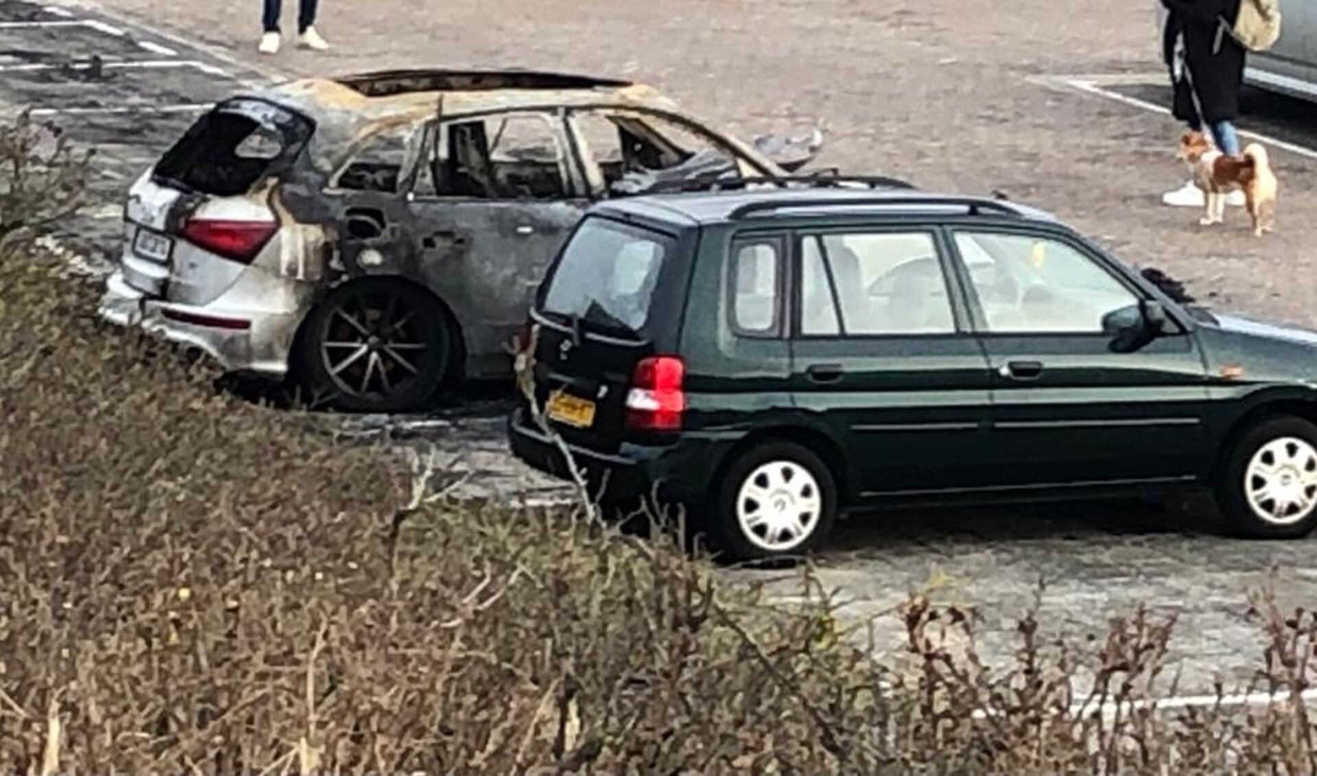 Een van de drie uitgebrande auto's stond er nog zondag, de andere twee waren al weggesleept 