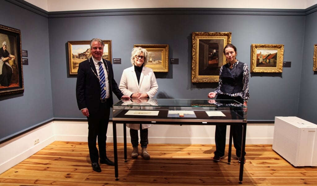 De vitrine in het Zandvoorts Museum waarin de akte ligt tentoongesteld