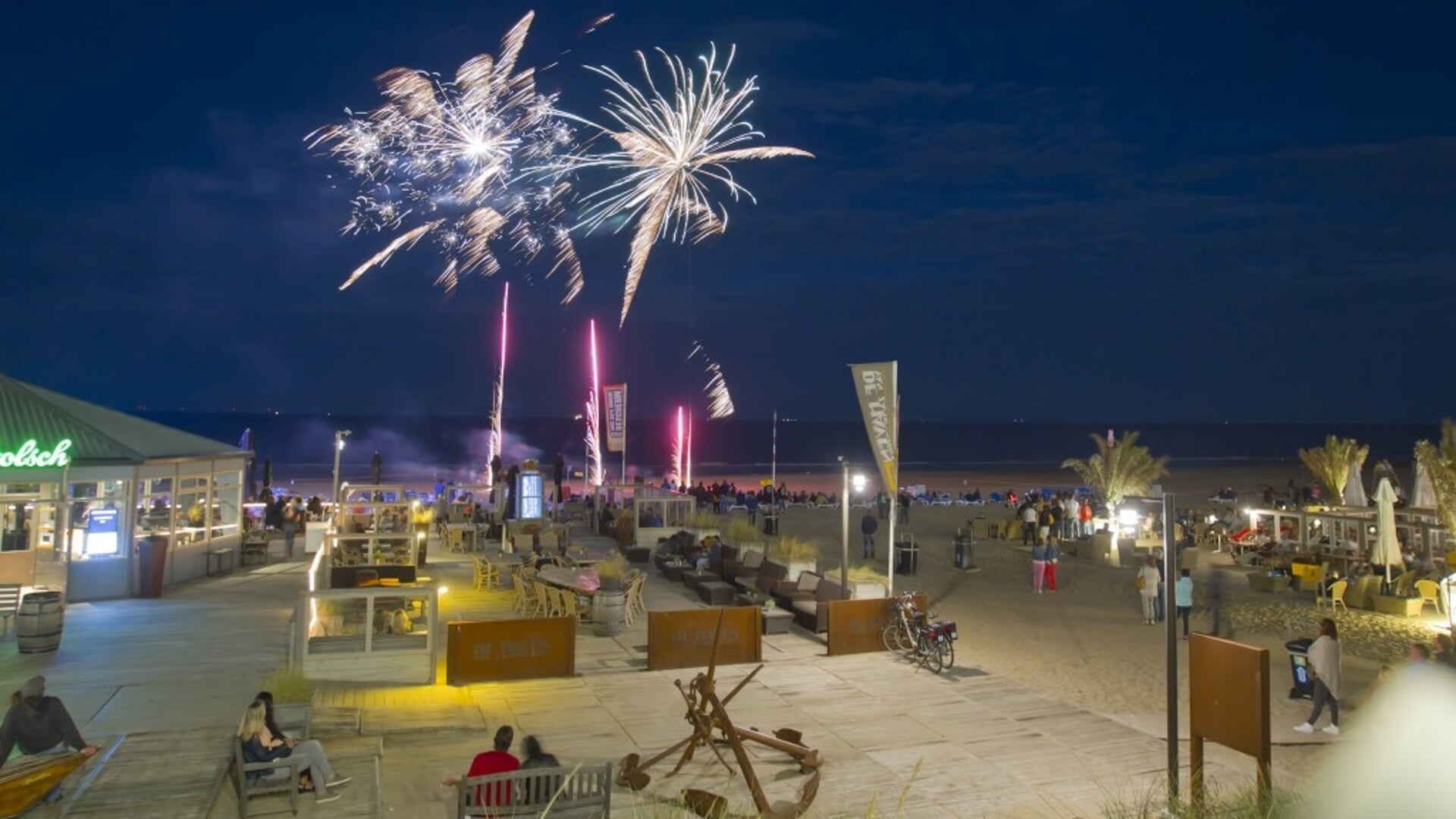 Vuurwerk op het strand aan banden gelegd