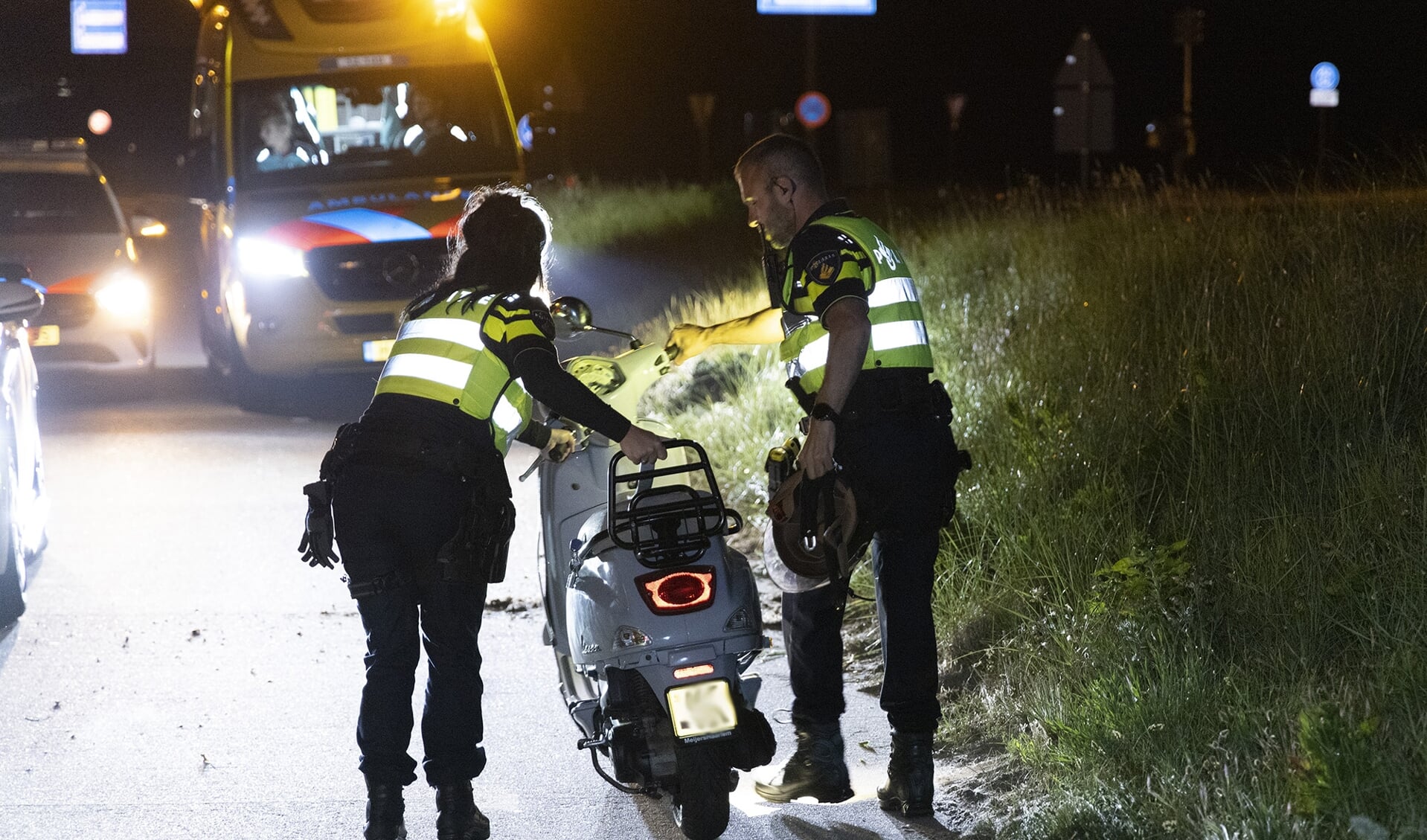 De politie heeft de beschadigde scooter afgevoerd
