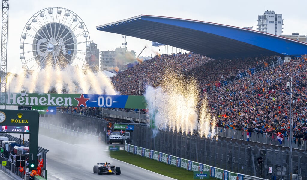 Max Verstappen als winnaar van de de Formula 1 Heineken Dutch Grand Prix 2023 over de finish