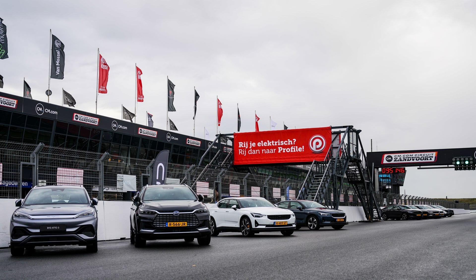 Proefrijden met elektrische auto's over het circuit