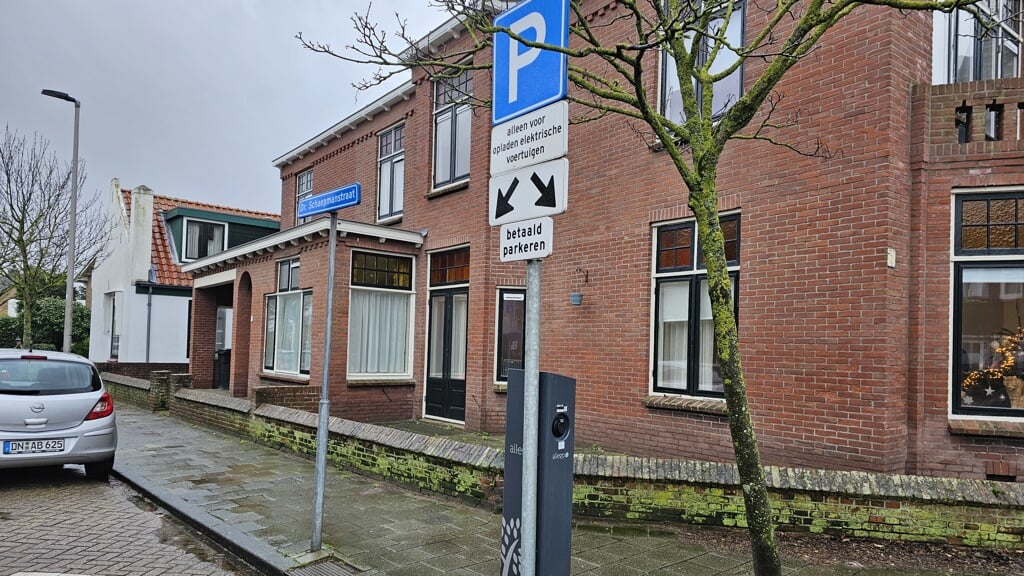Laadpaal met dubbele parkeerplek in de Dr. Schaepmanstraat 