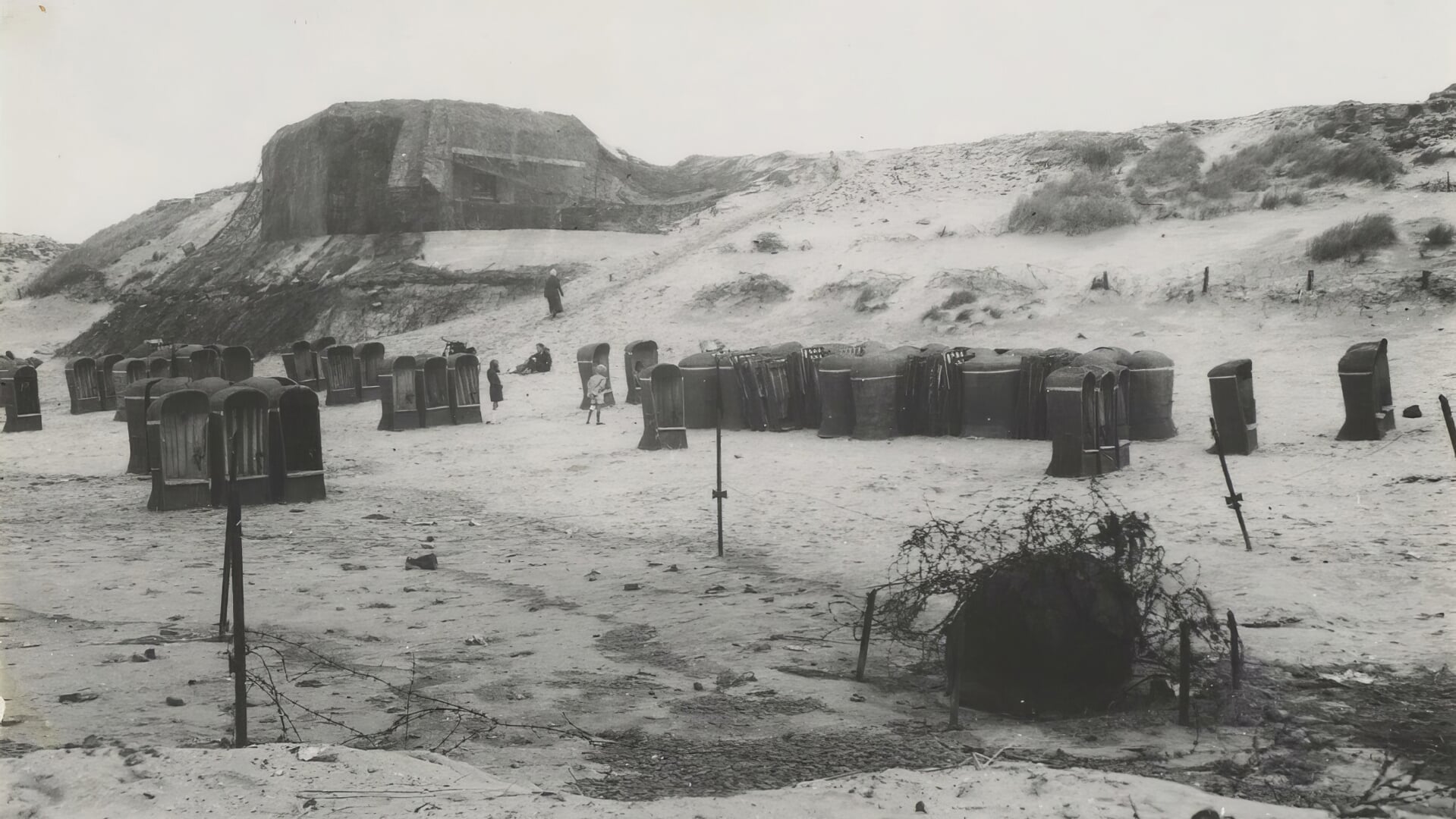 Het strand van Zandvoort in 1945 ter hoogte van Boulevard de Fauvage met op de voorgrond een zeemijn
