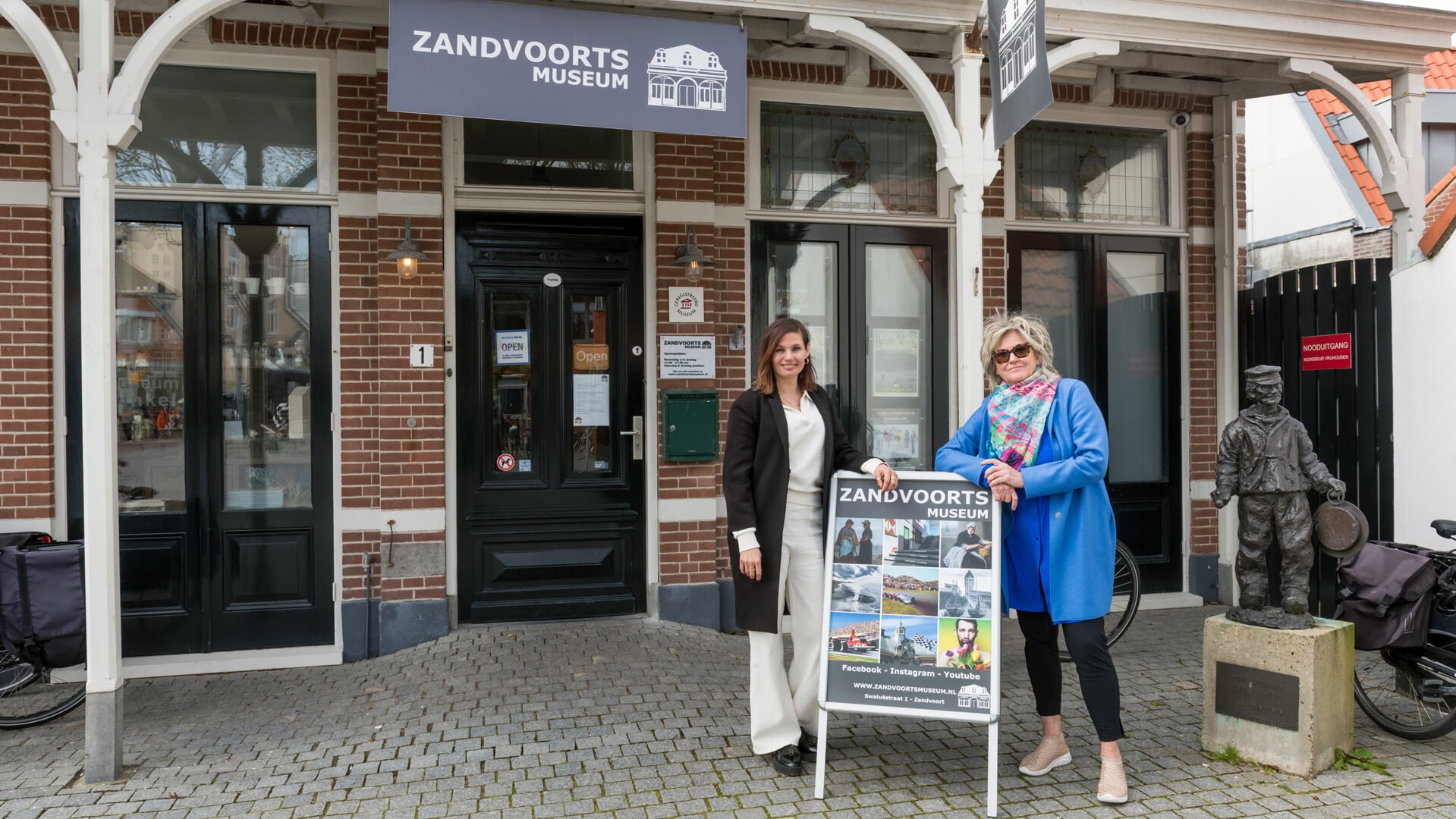 Aurélie Ruhé (l.) volgt Hilly Jansen op als directeur van het Zandvoorts Museum