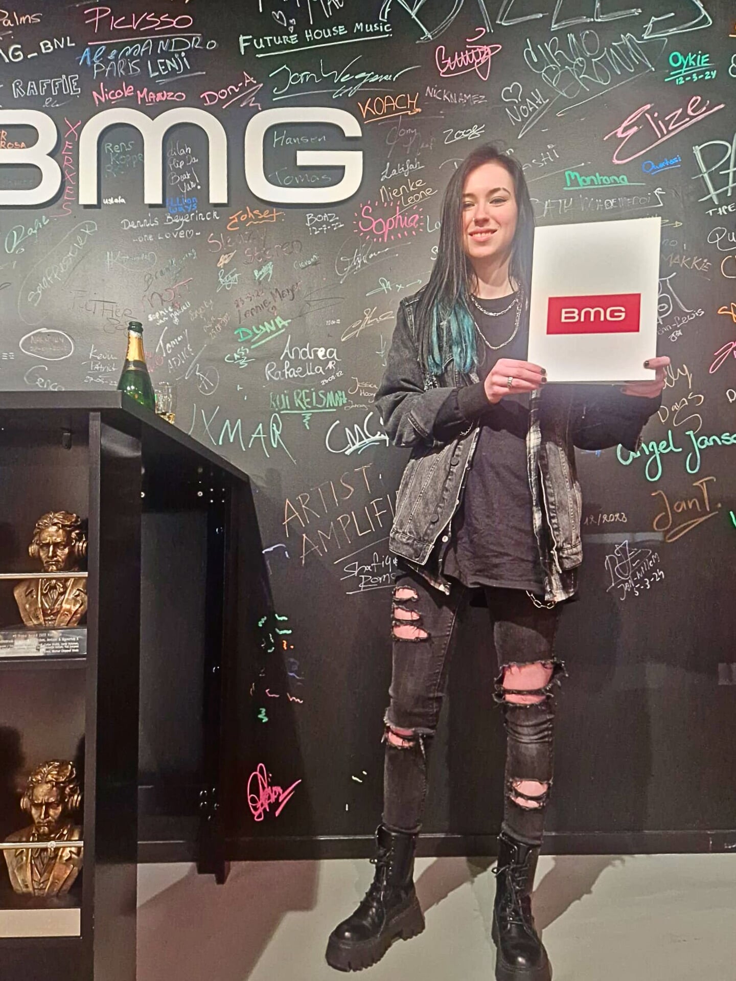 Wendy heeft een contract getekend bij BMG