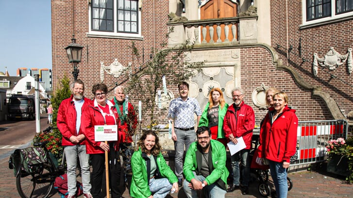 Wethouder krijgt boom Willem cadeau van GL/PvdA 