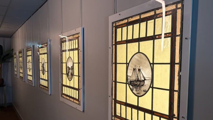De ingelijste en verlichte glas-in-loodramen hangen in de gangen van Hotel Keur