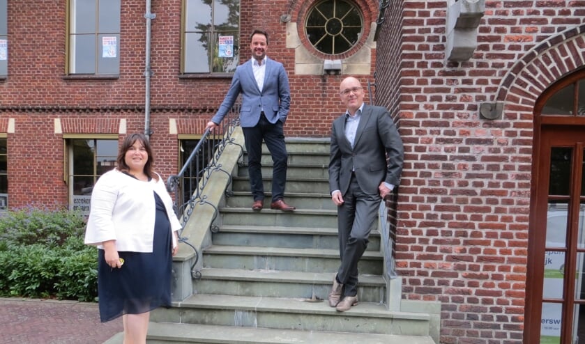 <p>Wethouder Elvira Schepers, Alexander van der Graaff en Frank Tillmann voor het oude raadhuis, waar het Grensland College HBO-opleidingen zal verzorgen. Foto: Bernhard Harfsterkamp</p>