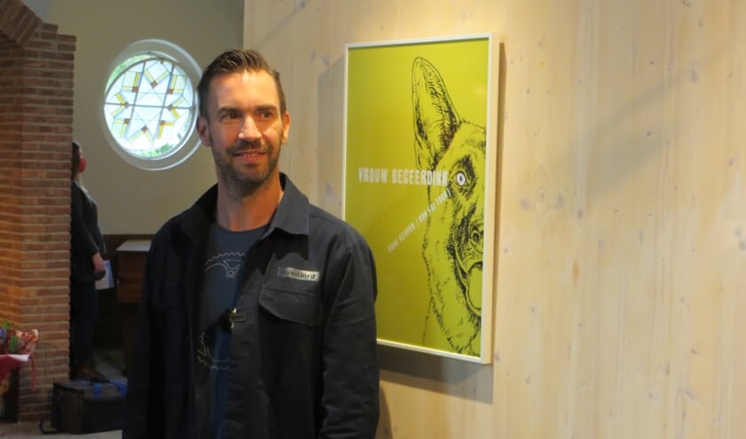 <p>Een trotste Marc Weikamp tussen zijn werk in de Koppelkerk. Foto: Bernhard Harfsterkamp</p>