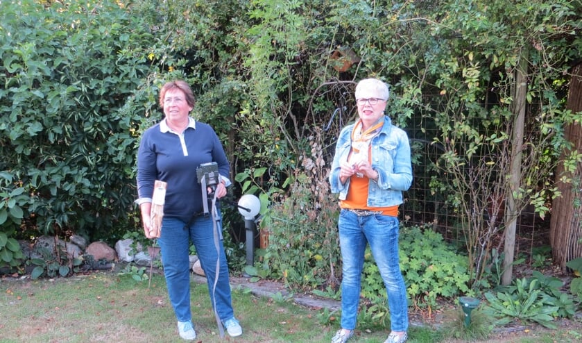 Vlok van Harten en Henny van Suilinchem met de wildcamera. Foto: Bernhard Harfsterkamp