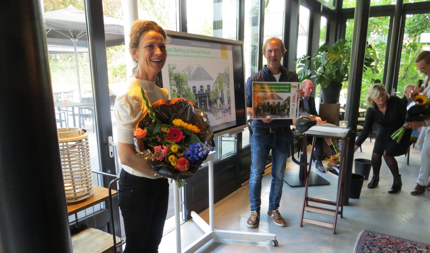 Nicole Prinsen en Jos Betting hebben voor de Heerlyckheid Bredevoort de erfgoedprijs gekregen. Foto: Bernhard Harfsterkamp