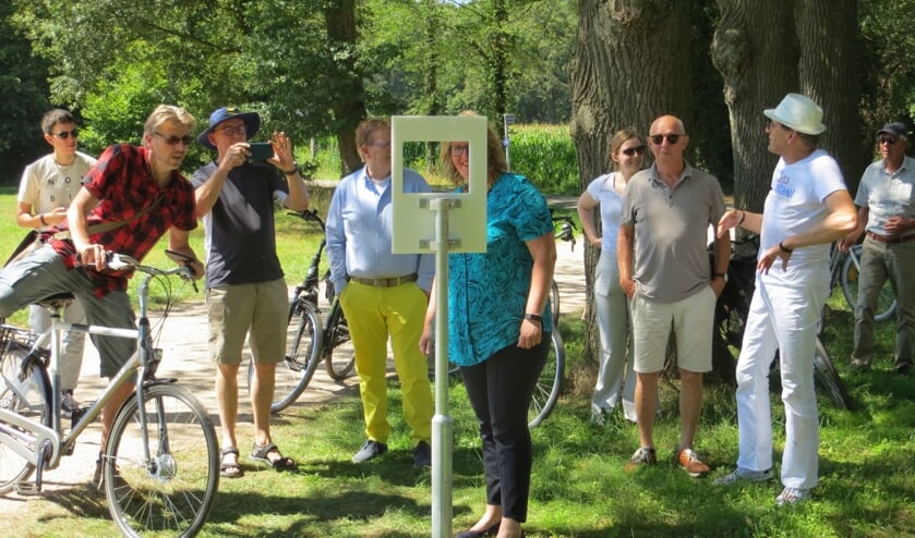 Wethouder Inge Klein Gunnewiek kijkt door een kader naar een plek, zoals Mondriaan die geschilderd zou kunnen hebben. Foto: Bernhard Harfsterkamp