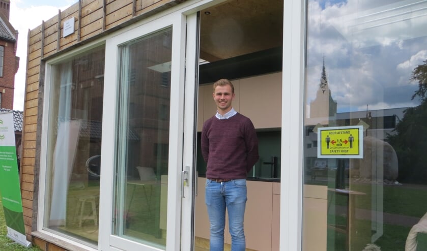 Stagiair Ewoud Schutte bij het Tiny house bij het raadhuis. Foto: Bernhard Harfsterkamp