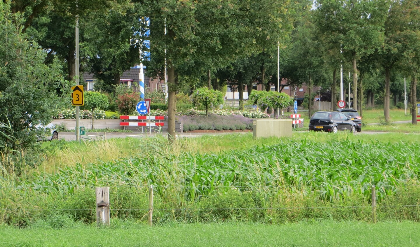 De rotonde heeft al een vierde afslag, waarop de ontsluitingsweg van het bedrijventerrein kan worden aangesloten. Foto: Bernhard Harfsterkamp